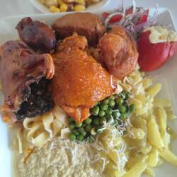 Cuy also Meerschweinchen mit einer Fleischplatte.