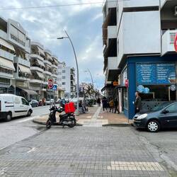 ..recht der Waschsalon, links gleich die Apotheke usw. alles gut in der Nähe was man so braucht..