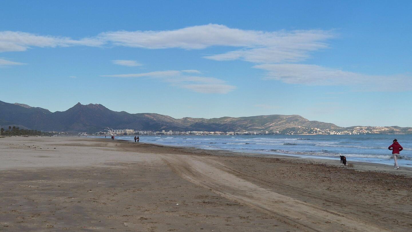 Breiter feiner Sandstrand, fast wie an der Ostsee.