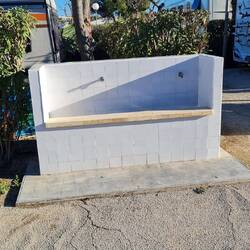 Klaus erklärte mir, dass die Toiletten links sind. Die Urinale sind sehr breit