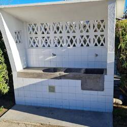 Und falls es regnet, hier ein teilüberdachtes Urinal. Wir kennen uns mit Campingplätzen nicht so aus