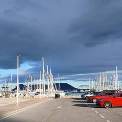 Unser Stellplatz für die Nacht am Yachthafen . Im Hintergrund der affenfelsen von Gibraltar