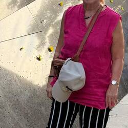 Der Gedenkstein ist mit zig-tausenden kleiner Löcher durchsetzt