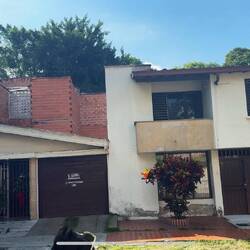 rechts die Rückseite des Hauses, und links das Dach auf das er flüchtete und starb