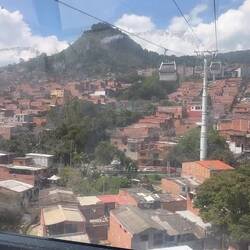 alles sieht in ganz Medellin ziegelrot aus. Fast nie Putz an den Häusern