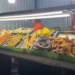 Allerlei Deftiges lag in den Auslagen