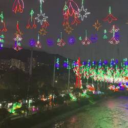 Weihnachtsbeleuchtung über dem Fluss Medellin