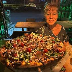 glücklich beim Pizzaessen. Manchmal ist eine "Spur Europa" doch angenehm...