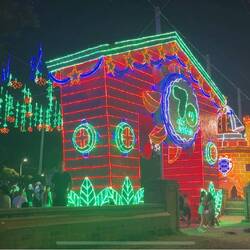 Jedes Jahr entstehen andere beleuchtete Gebäude