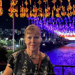 Das typische Spiegelbild der Beleuchtung im Fluss Medellin