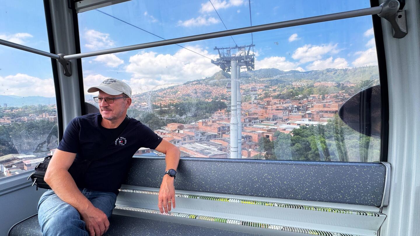 Medellin von der Seilbahn. Die Häuser sind alle ziegelrot, da unverputzt