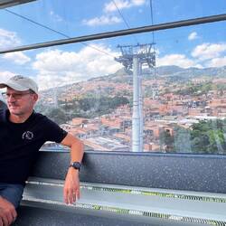 Medellin von der Seilbahn. Die Häuser sind alle ziegelrot, da unverputzt