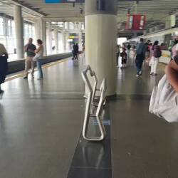 In einer Metrostation in Medellin. Alle sind oberirdisch gelegen