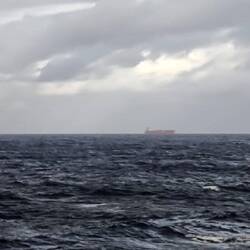 ein Containerschiffs aus China am Horizont