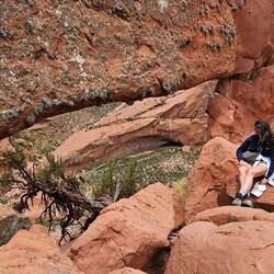 Ein Blick durchs Fenster auf die Höhlenmalerein