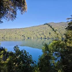 Blick auf den weiter unten gelegenen Lago Tinquilco