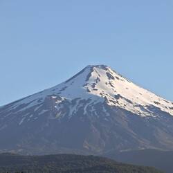 Blick auf den Vulkan Villarica vom Hafen in Pucón aus