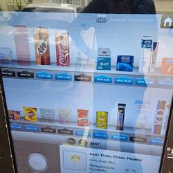 Vor dem Haus im Garten steht ein Automat wo man alles bestellen kann