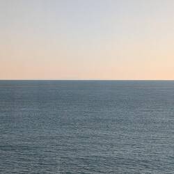 man sieht eine Insel 40km entfernt am Horizont. gehört zu Japan!