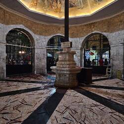 Magellan's Kreuz vor der Basilika.