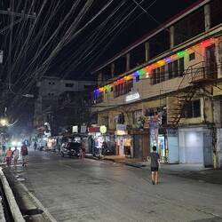 Und dann warten ich mal wieder auf mein Mopedtaxi. Extrem günstig hier. In der Stadt ca. 0.50€.