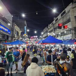 Colon Street bei Nacht.
