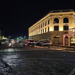 Die Ruine des ältesten Hotels beleuchtet.