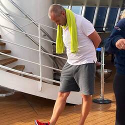 Andreas stimmt sich auf den Lauf ein