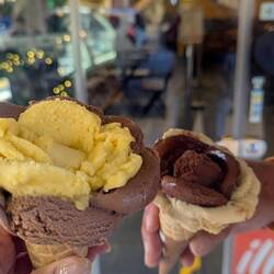 Ein Eis geht immer, vor allem wenn es so dekorativ angerichtet ist