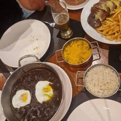 Viel zu viel bestellt. Manchmal sind die Portionen für 2. Nur können wir halt kein Portugiesisch🙈