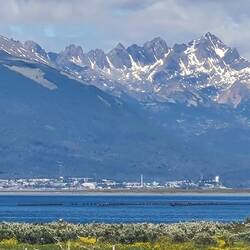 Puerto Williams am gegenüber liegenden Ufer auf dem Weg zum Event