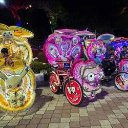 A plethora of trishaws illuminate Dutch Square