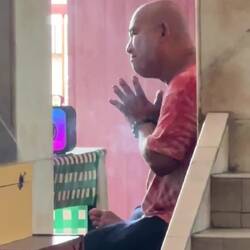 Man sings along at the Xiang Lin Si Temple