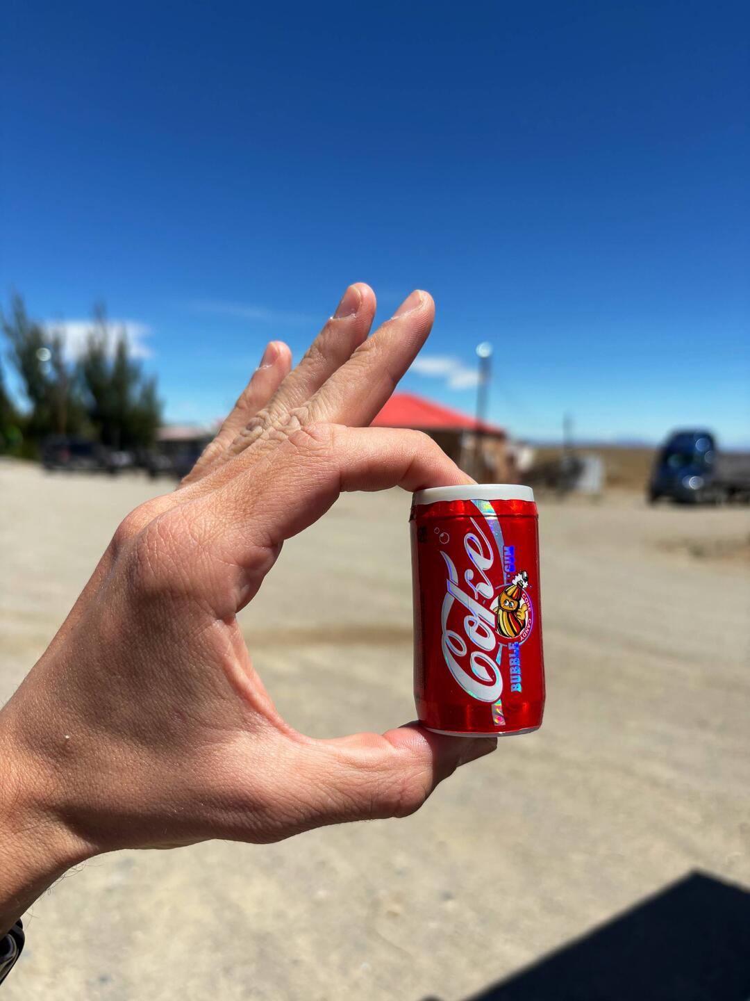 Zu 1/5 mit Mini-Kaugummis gefüllt, die nicht nach Cola schmecken...