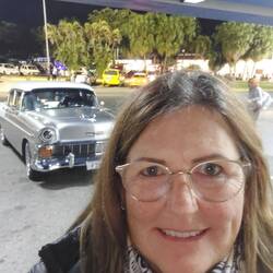 Warten vor dem Flughafen