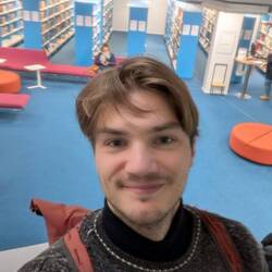 Ich in der Bibliothek als beweisfoto, um die Punkte für den Fuxi-Pass zu bekommen