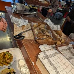 Damit man satt wird, darf man immer unbegrenzt Brote mit Margarine oder Gummus bestreichen.