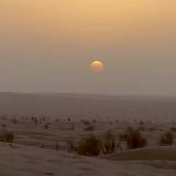 Die Sonne kämpft sich mühsam durch den Sand in der Luft durch.
