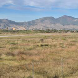 Rollbahn und gute Sicht aufs Gebirge ⛰️.