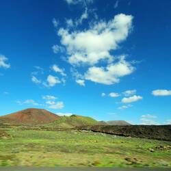 Sie sonst total karge Insel ist durch den vielen Regen relativ grün