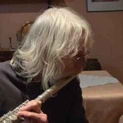 Patrick spielt Querflöte