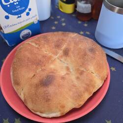 Zum Frühstück gab es frisches warmes Brot.