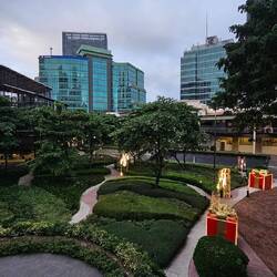 Wer hat da im Einkaufszentrum seine Geschenke verloren?