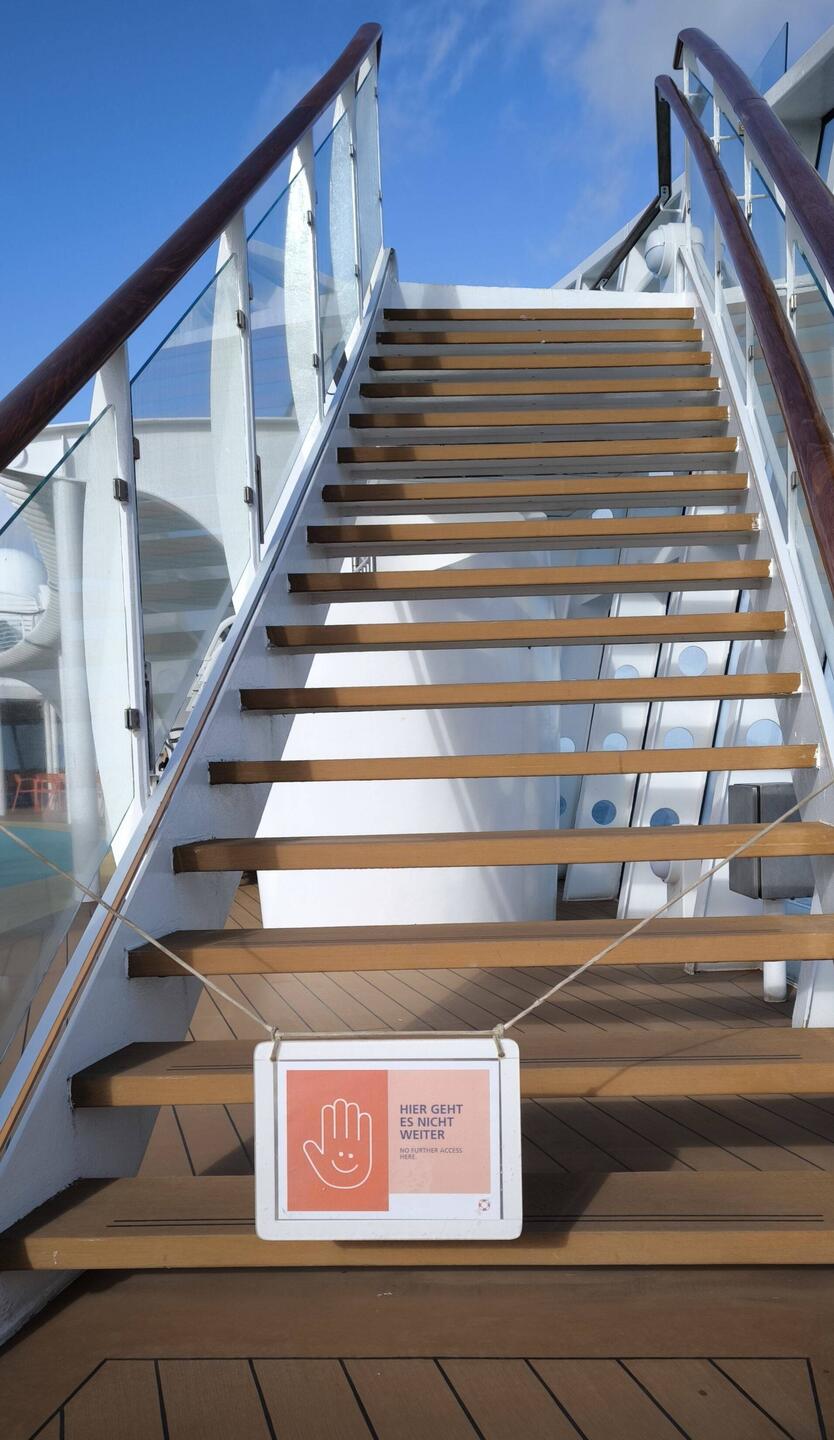 Die Treppe zum Bug ist gesperrt.