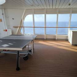 Niemand spielt Tischtennis.