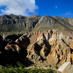 Jetzt geht's bergab, vorbei an bunten Bergen