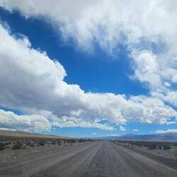 Unendliche Schotterpiste der Hochebene