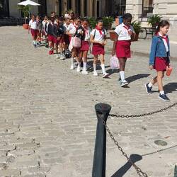 Schulkinder in der Schuluniform.