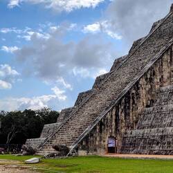 und bietet zur Tagundnachtgleiche das "Schauspiel der gefiederten Schlange"