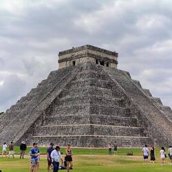 ... die Nord-Treppe endet in Schlangenköpfen ...